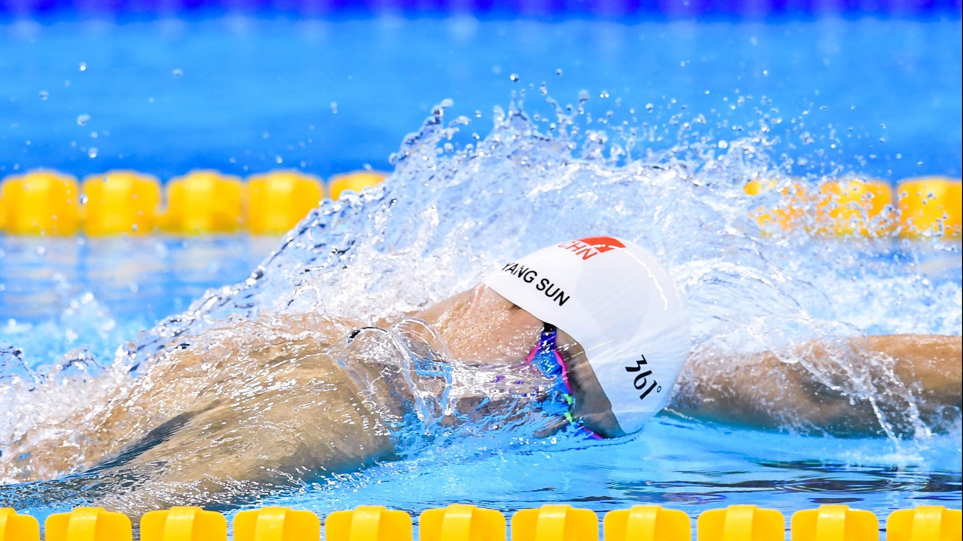 对手心服口服,点赞樊振东主动让座举动,樊振东对手鼓掌